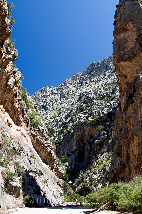 Het uitzicht in Torrent de Pareis op de omliggende bergen