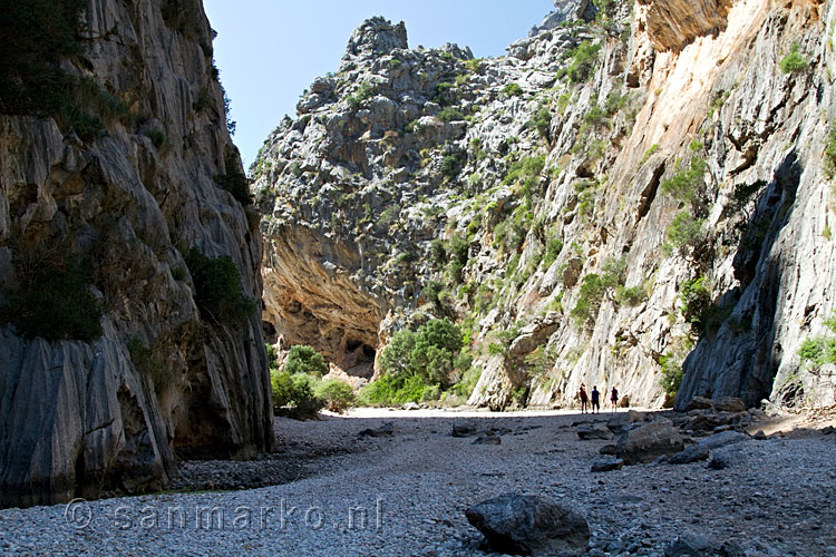 De uitgesleten kloof en de steile rotsen bij Sa Calobra op Mallorca
