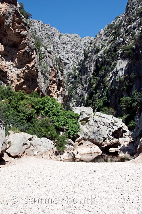 Een klein meer in de kloof Torrent de Pareis bij Sa Calobra