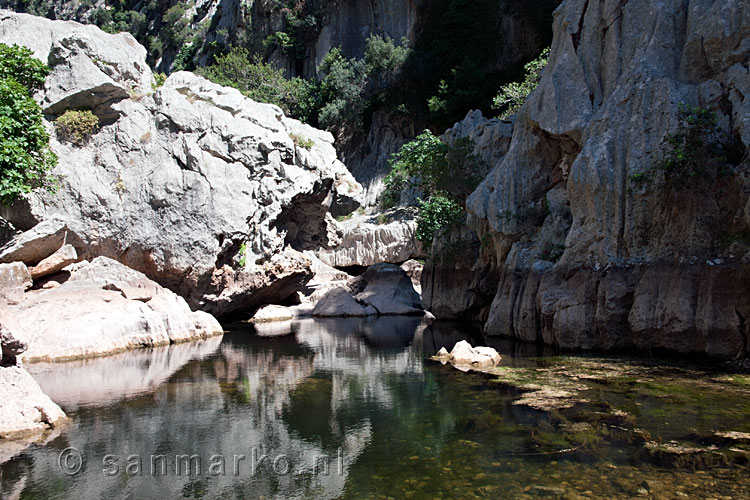 Weerkaatsing van de rotsen op het stil staande water in Torrent de Pareis op Mallorca