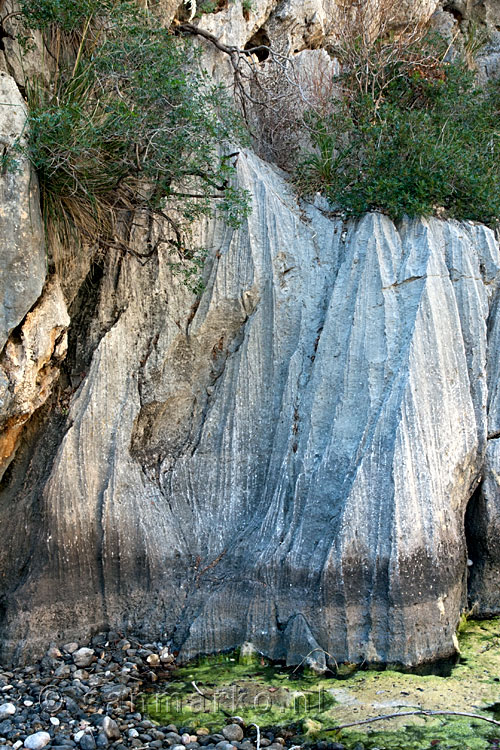 De mooie vormen van de uitgesleten rotsen in de kloof bij Sa Calobra