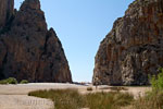 De kloof Torrent de Pareis bij Sa Calobra eindigt op een mooi strand