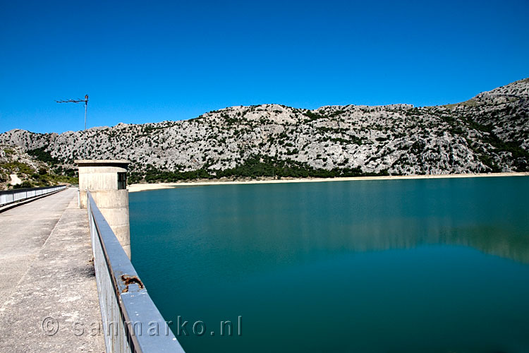De dam van het stuwmeer Cúber tijdens de wandeling bij Tossals Verds
