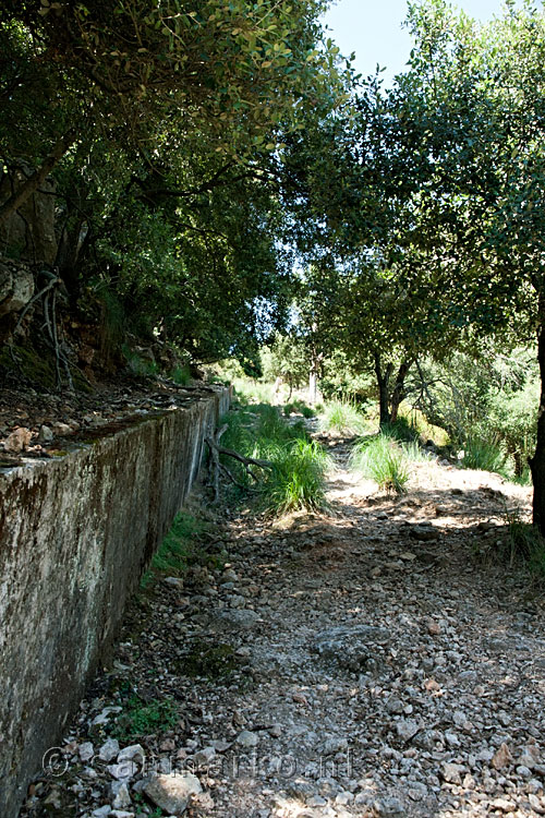 Het wandelpad langs de waterleiding van Mallorca onderweg naar Tossals Verds