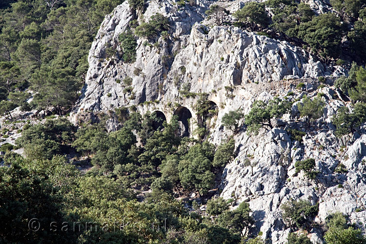 Een aquaduct tijdens de wandeling vanuit Tossals Verds richting stuwmeer Cúber op Mallorca