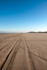 Bandensporen op het strand van Terschelling