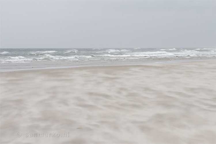 Nog meer wind en zand op het strand