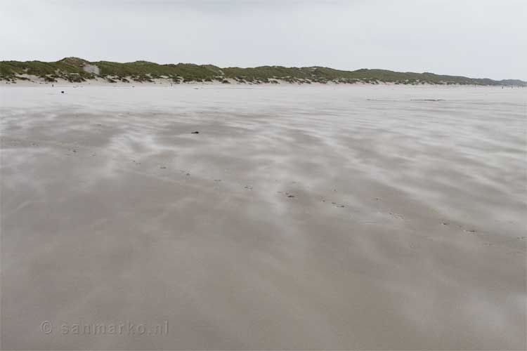 Wind vanuit de duinen