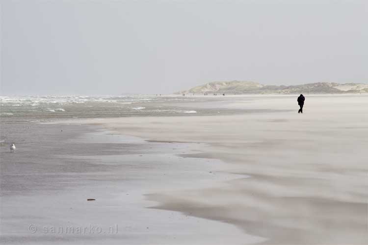 Weinig mensen op het strand