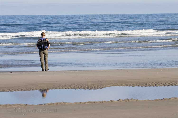 Sandra zoekt schelpen op Terschelling