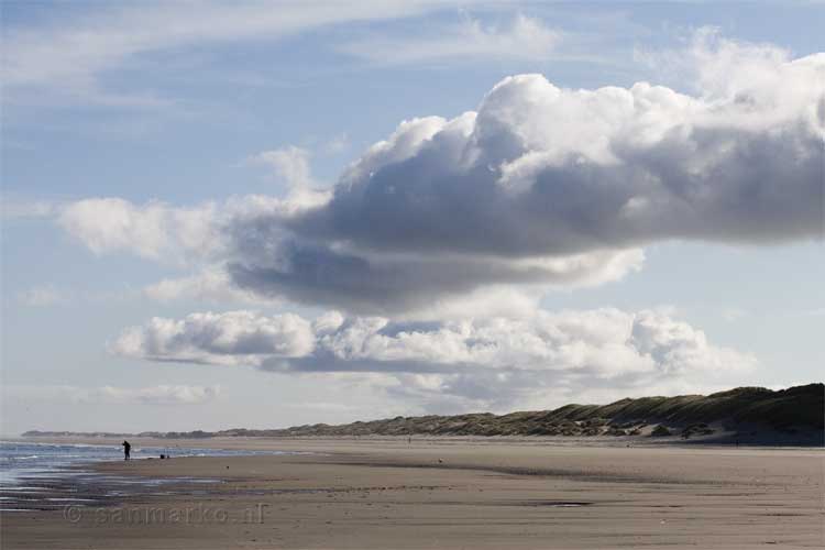 De wolken volgen de contouren van Terschelling