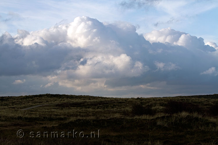 Wolken boven de duinen van Terschelling