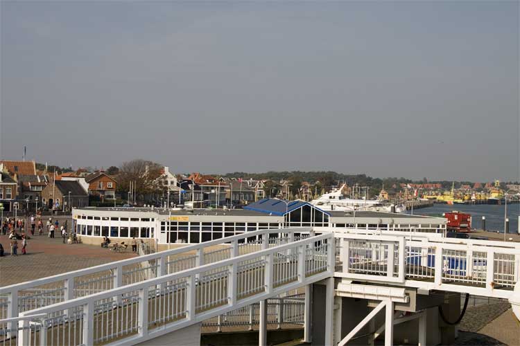 De andere kant van de haven van West-Terschelling