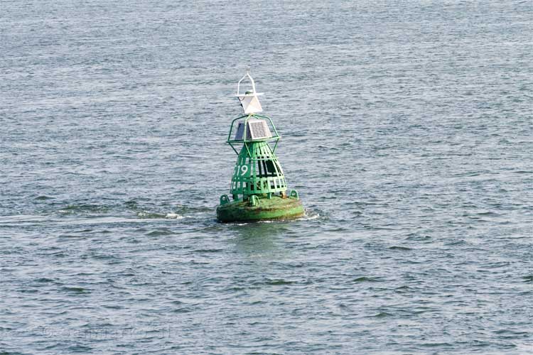 Een groene boei in de Waddenzee