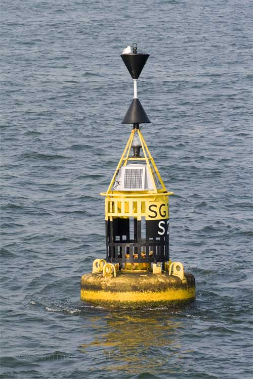 Een gele boei in de Waddenzee