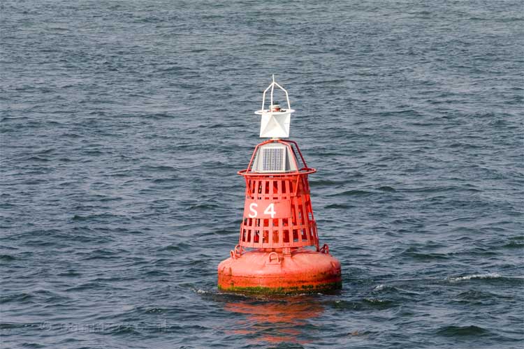 Een rode boei in de Waddenzee