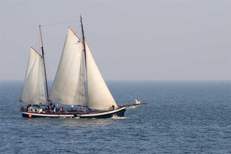 Een zeilboot onderweg op de Waddenzee