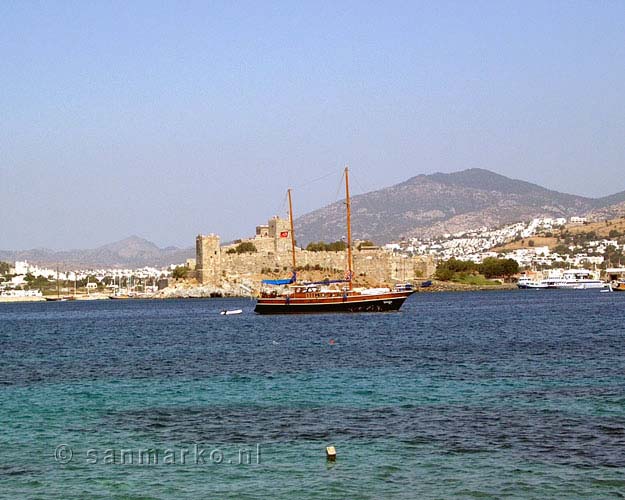 Een schip in de haven van Bodrum