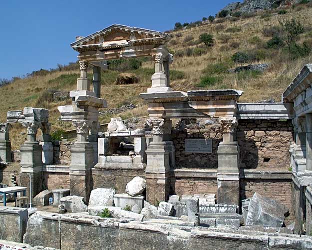 De fontein van Trajan in Efeze
