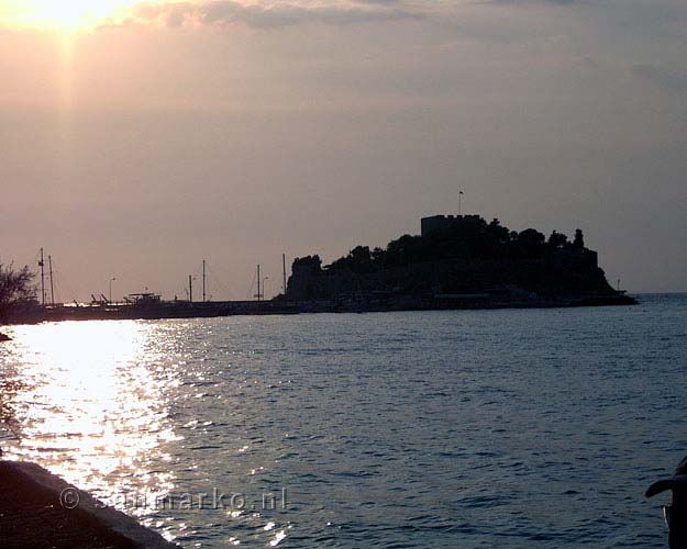 Het vogeleiland bij Kusadasi in het avondlicht