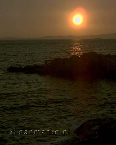 Zonsondergang op de rotsen in Özdere