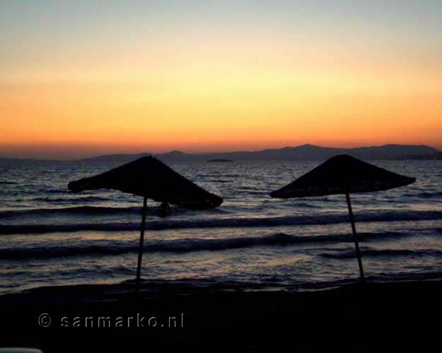 Parasols op het strand van Özdere