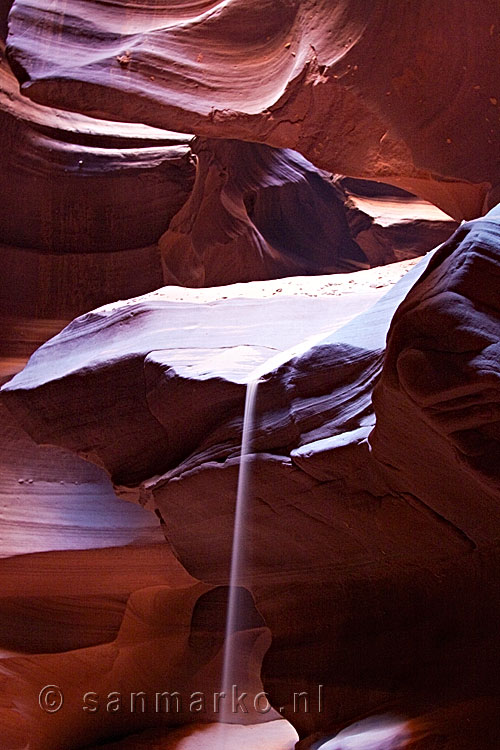 Zand komt van de stenen in Antelope Canyon