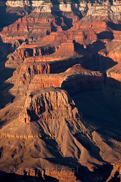 De Grand Canyon kleurt rood bij het avondlicht