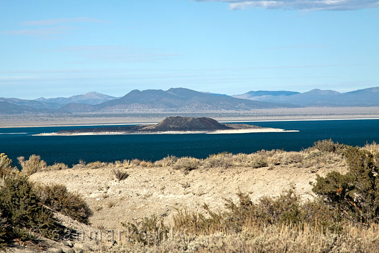 De krater midden in Mono Lake bij Lee Vining