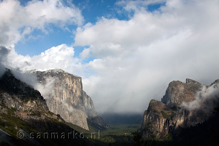 Wolken in het dal van Yosemite Valley