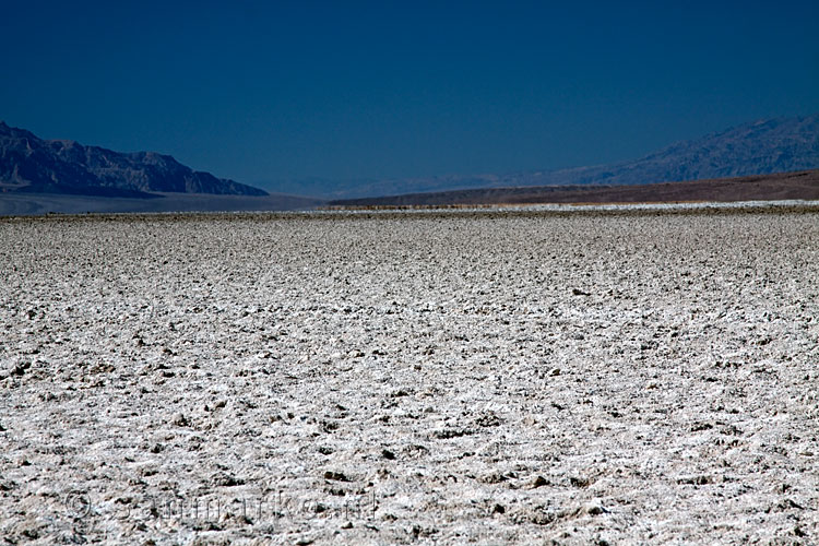 De zoutvlakte rondom Bad Water in Death Valley