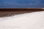 Wandelen over het zout bij Bad Water in Death Valley