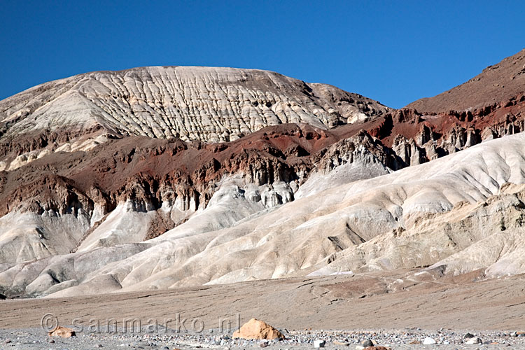 De kleurrijke omgeving van Death Valley in de USA