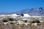 De zandduinen van Death Valley vanaf de weg