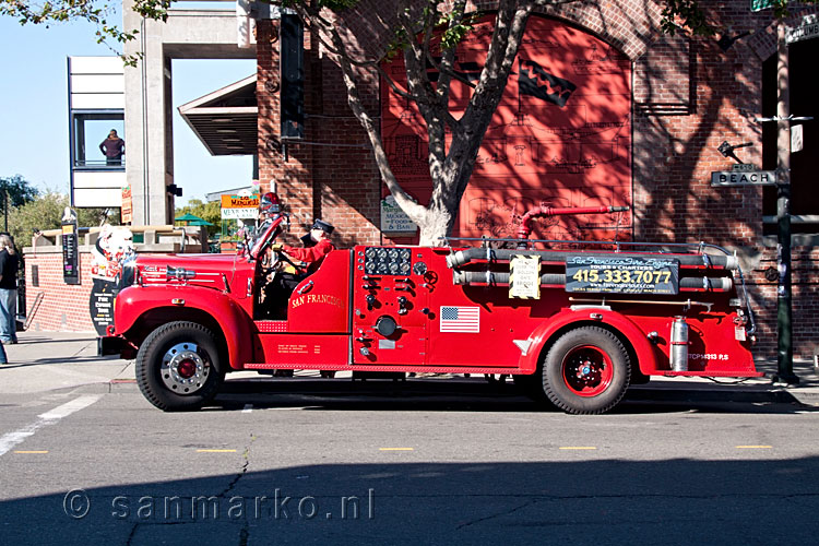 Een oude brandweerauto vlakbij Pier 39 in San Francisco
