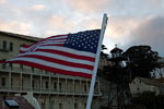 De Amerikaanse vlag op Alcatraz in San Francisco Bay