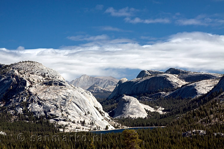 Uitzicht vanaf Olmsted Point richting Tenaya Lake aan de Tioga Road