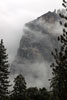 Wolken sluieren om de bergen bij Tunnel View in Yosemite