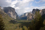 Wegtrekkende wolken vanaf Tunnel View in Yosemite