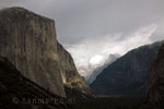 Sneeuw op El Capitan, de zon door de wolken in Yosemite