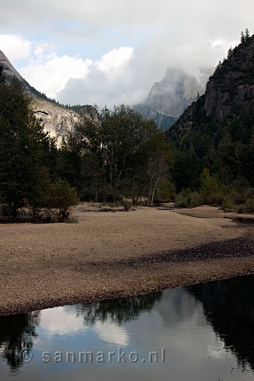 Half Dome in de wolken tijdens een wandeling langs Merced River