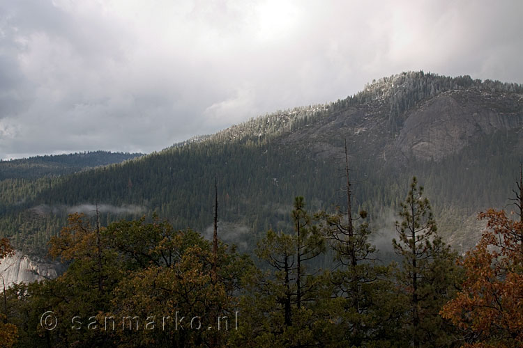 Uitzicht op besneeuwde bergtoppen in Yosemite vanaf Inspiration Point