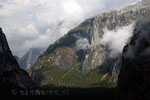 Wolken rondom Half Dome gezien vanaf Inspiration Point