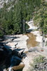 Water stroomt naar beneden vanaf de Nevada Fall naar de Vernal Fall