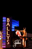 Uithangbord van Bally's Casino in Las Vegas in de avond