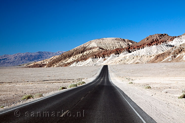 De weg in Death Valley in Amerika