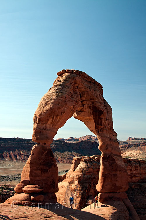 Mensen amper zichtbaar in Delicate Arch