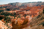 Bijzonder licht door de wolken die over Bryce Canyon drijven