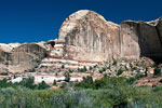 Massieve rotsblokken omringen het groene dal van Calf Creek