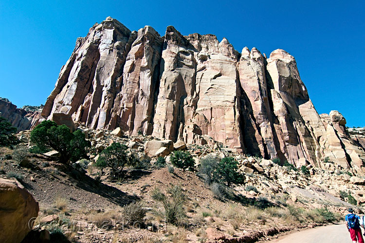 Grote massieve rotspartijen bij de ingang van Capitol Gorge in Capitol Reef